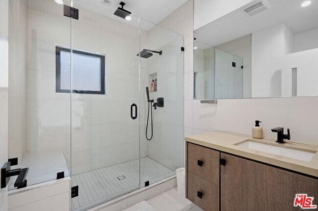 Building Photo - 1812 Navy St