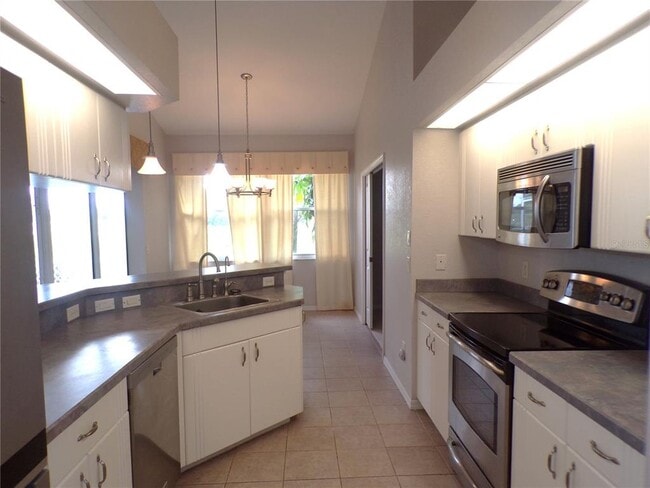 Building Photo - 2732 Royal Palm Dr