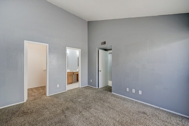 Building Photo - 755 E Lola Dr