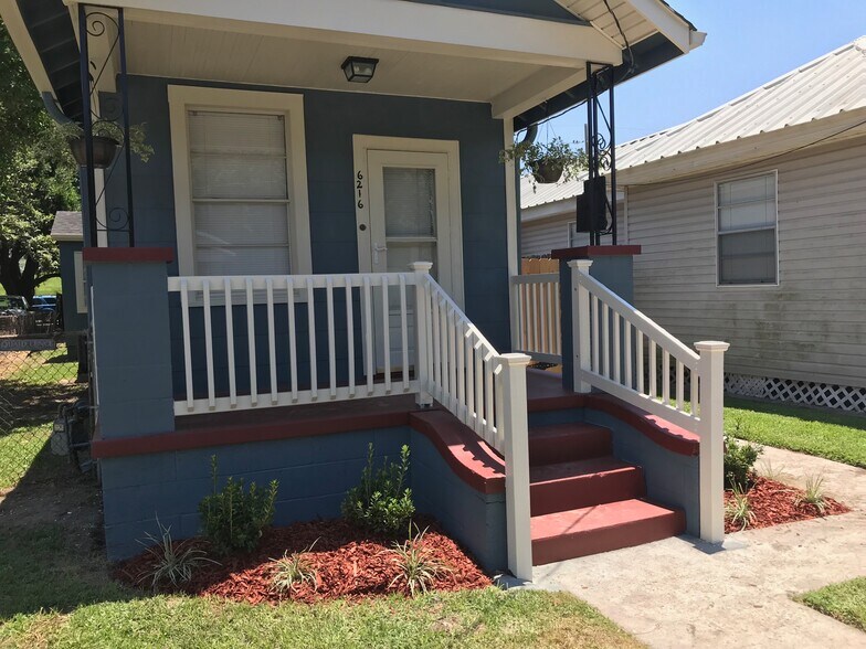 Cozy front porch - 6216 Roddie St