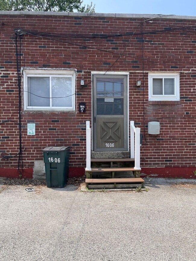 Primary Photo - 1606 MacDade Boulevard
