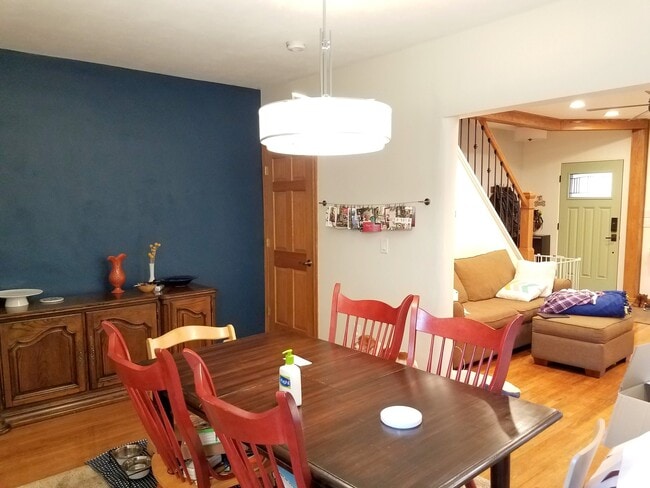 Building Photo - 3 Bedroom, 2 Bathroom in Squirrel Hill- Hardwood Floors and Stainless Appliances