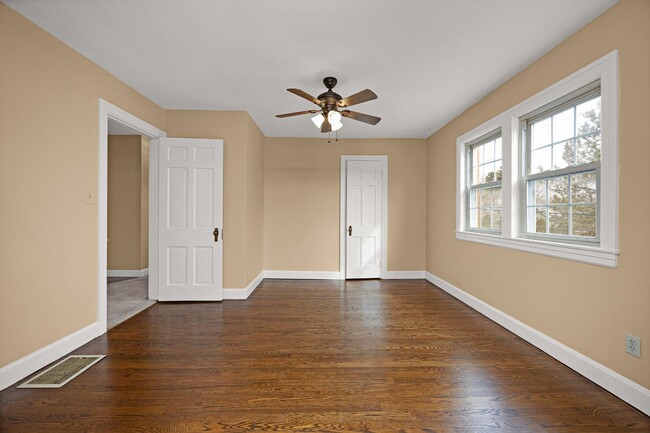 Building Photo - 109 W Poplar St