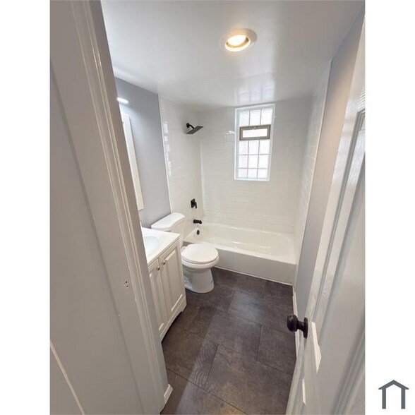 Building Photo - 521 E 222nd St