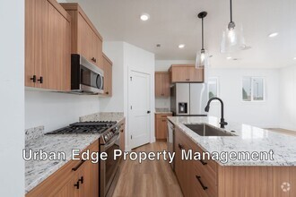 Building Photo - 3 Bedroom 2.5 Bath Newer Row Home!