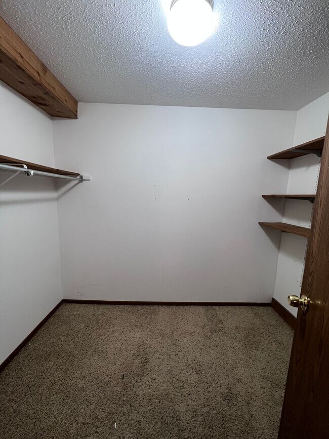 Building Photo - Three Bedroom Duplex in Rockford!