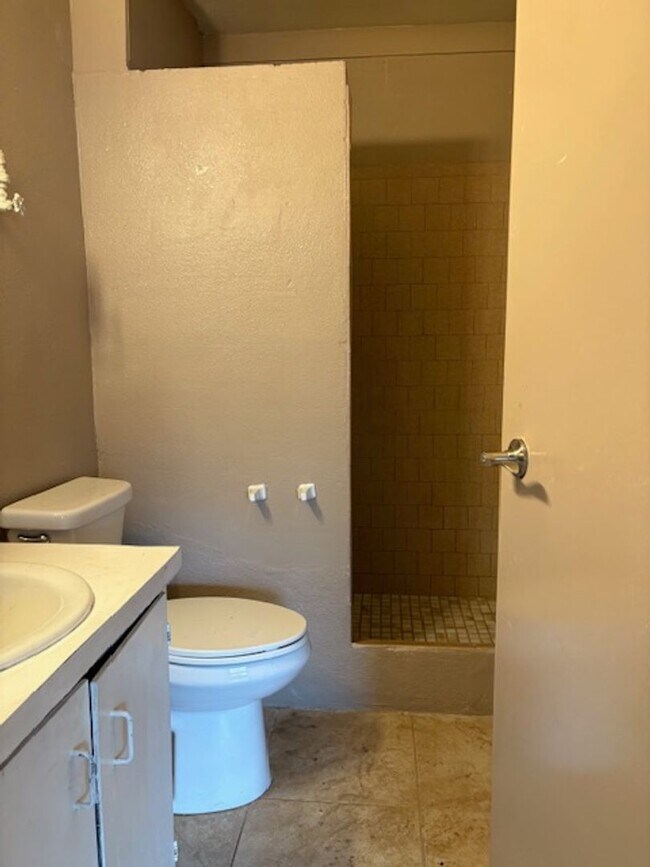 Building Photo - h4675