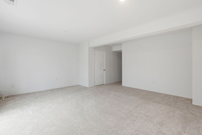 Building Photo - Welcome home to this charming three-level townhouse in the heart of Springfield!