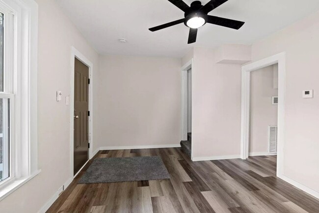 Building Photo - For Rent: Cozy and Adorable 2-Bedroom / 1-...