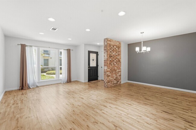 Building Photo - 450 N Post Oak Ln