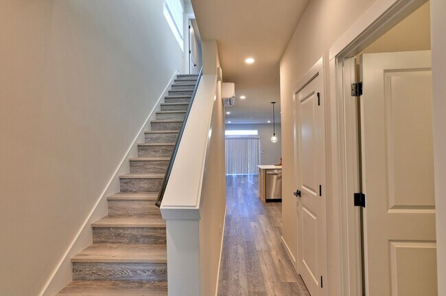 Building Photo - Brand New Luxury Townhomes
