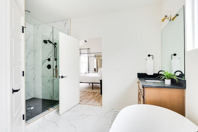 Building Photo - Fully Furnished - Designer Home (Flexible Lease Options)