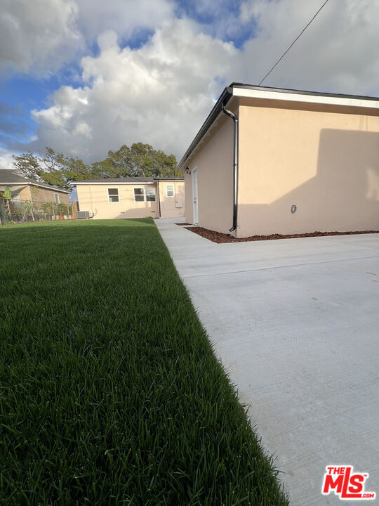 Building Photo - 15605 Berendo Ave