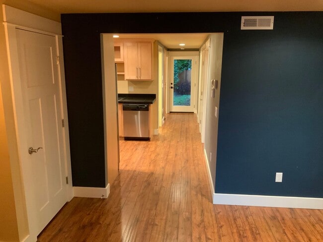 Building Photo - A Must See! 4 Bedroom House in North Eugene