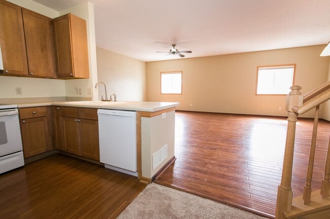 Building Photo - Beautiful 2 Bed/1.5 Bath townhome, with extra large open concept living space - Available Mar 1