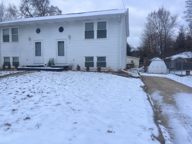 Building Photo - Updated 2 Bedroom Side by Side Duplex!