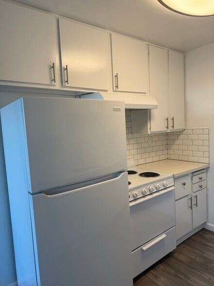 Building Photo - 966 W 11th St