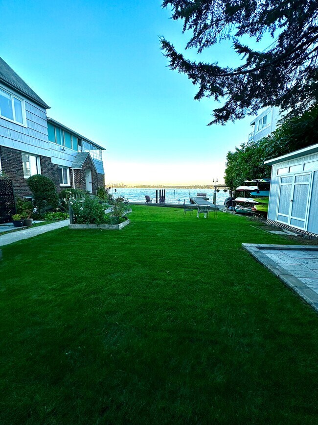 large grass courtyard - 526 Lakeside Ave S