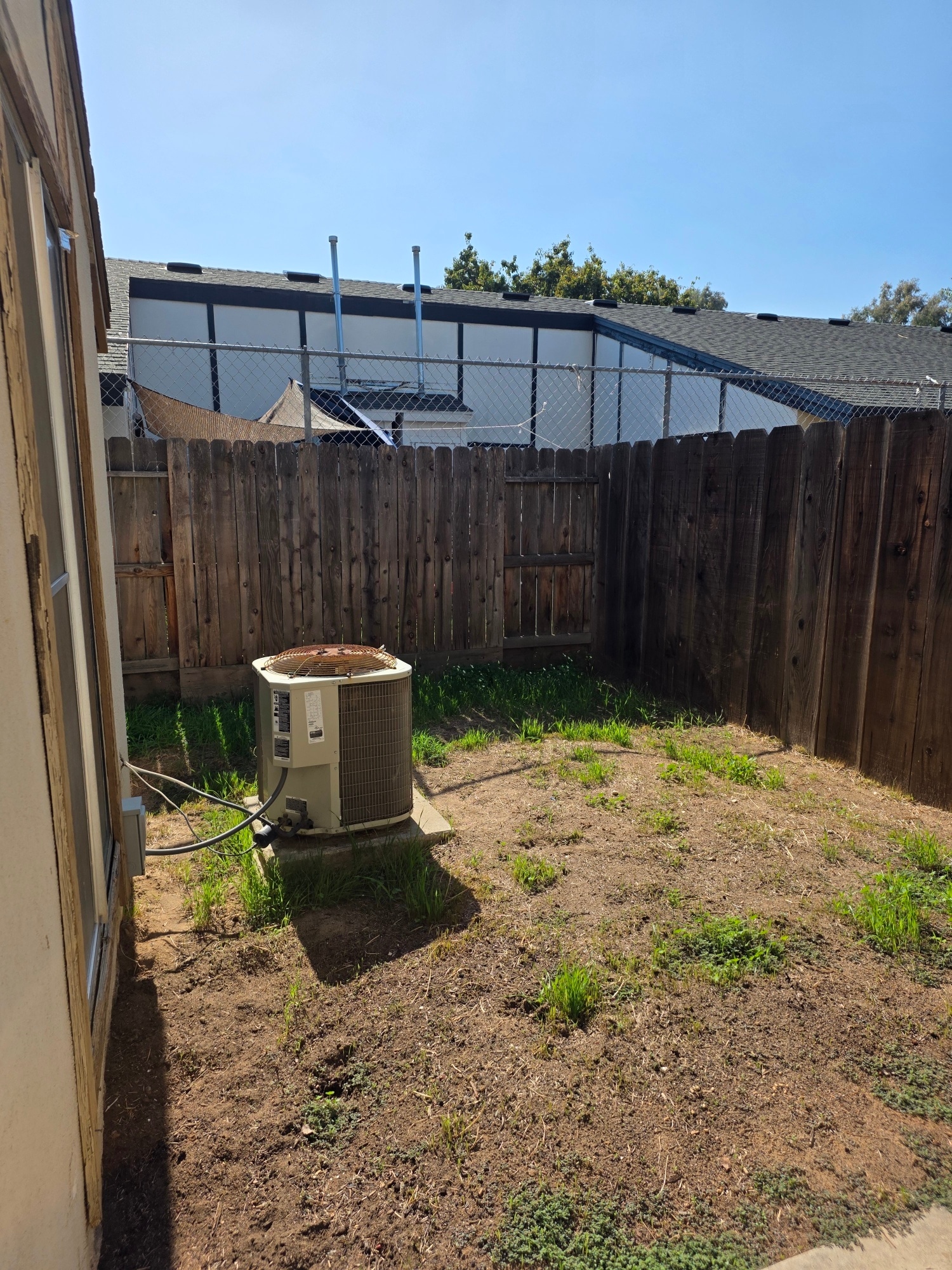 yard - 4654 N Chestnut Ave