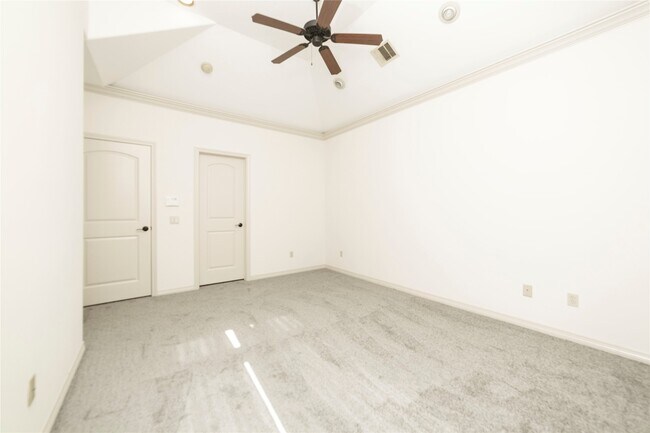 Building Photo - 3123 Fairdale Oaks E