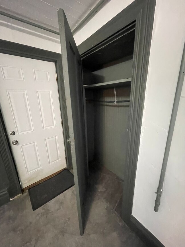 Building Photo - Single Family House in Mt Washington Avail...