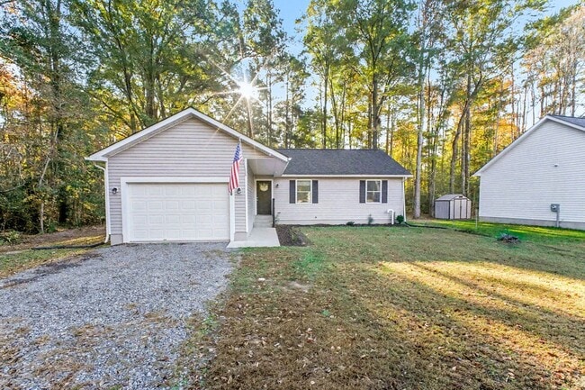 Building Photo - Newer 3-bedroom home available now in Colonial Beach!