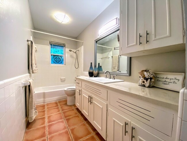 Building Photo - 11511 N Oaks Dr