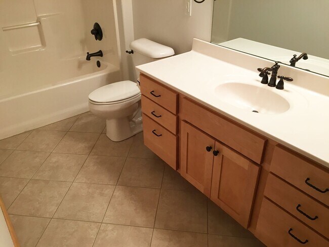 Building Photo - Executive 3-Bedroom (plus bonus room) 3 1/...