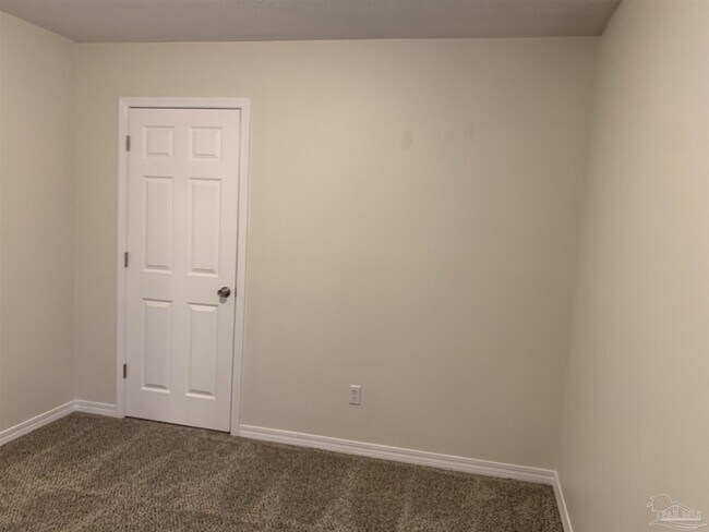 Building Photo - 4003 Lochmoor Dr