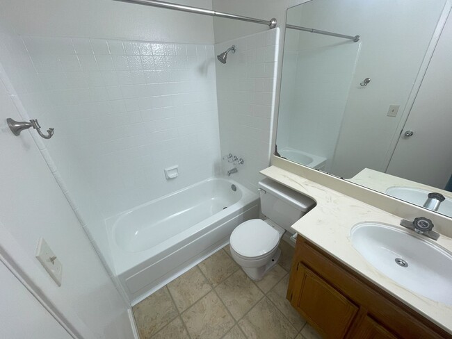 Building Photo - $3,490 - GORGEOUS THREE BEDROOM REMODELED ...