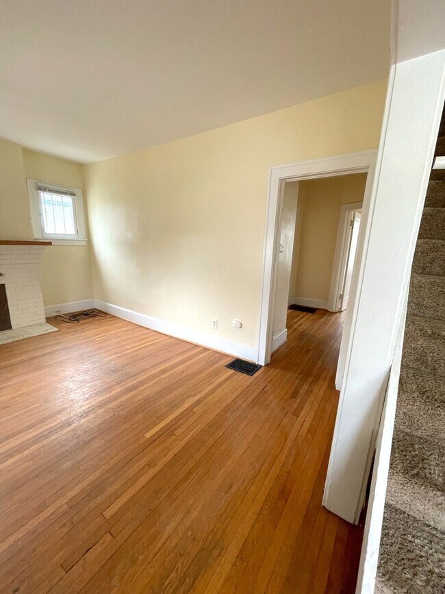 Building Photo - 903 Dewey Ave