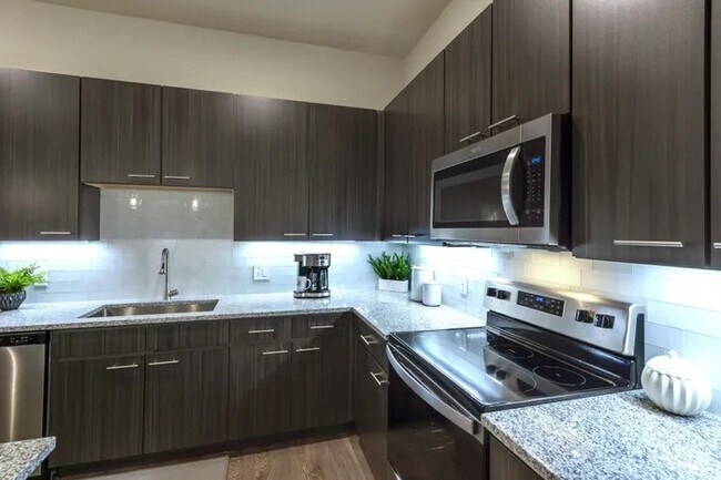 Building Photo - Prime Houston Location with Modern Style!