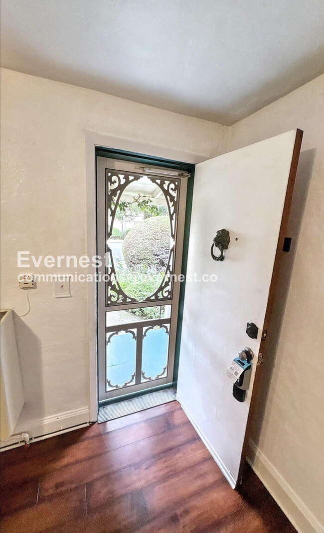 Building Photo - 605 E Santa Inez Ave