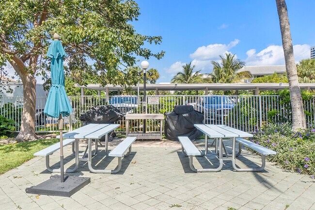 Building Photo - 2851 S Ocean Blvd