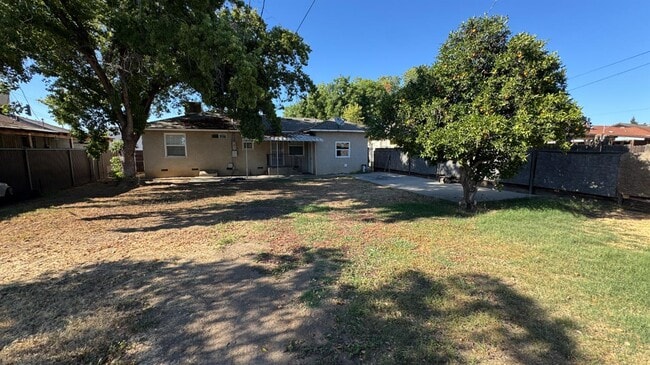 Building Photo - 1235 W Griffith Way