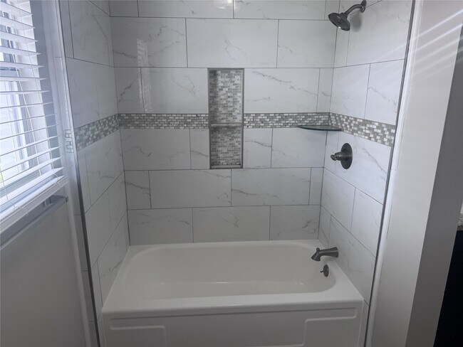 Building Photo - 730 E 8th St