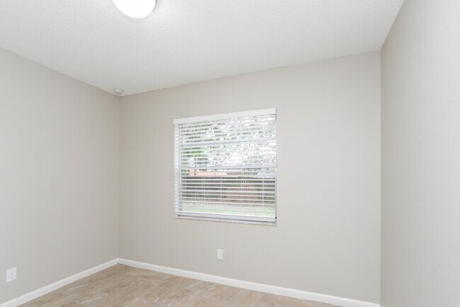Building Photo - 224 Regal Park Dr