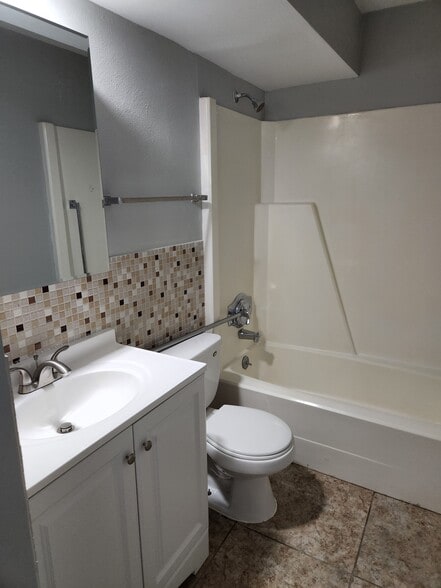 Tub/shower - 212 N 44th St