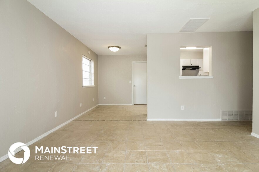 Building Photo - 813 Hampton Rd