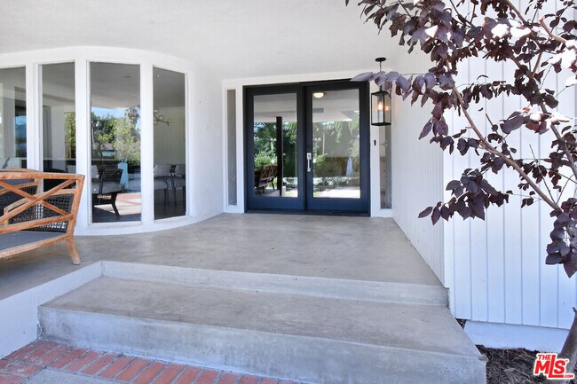 Building Photo - 4678 White Oak Ave