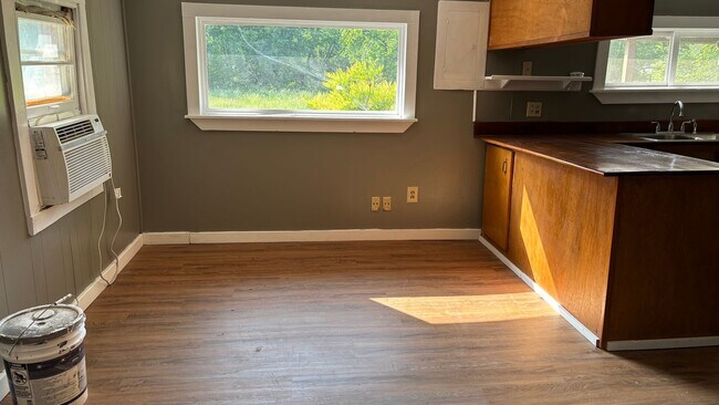 Building Photo - Small House in Country Setting