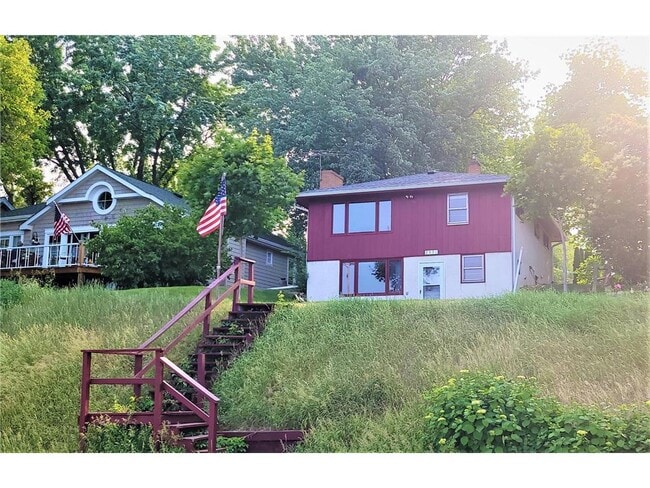 Building Photo - 2331 W Medicine Lake Dr
