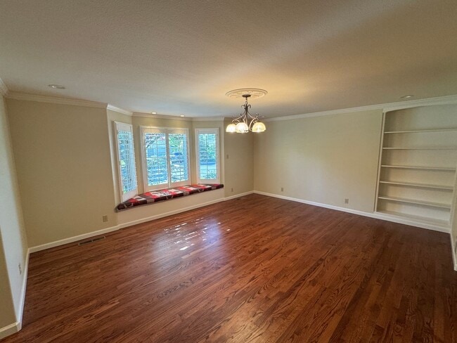 Building Photo - 255 Circle Dr