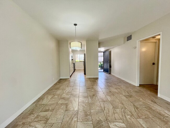 Building Photo - AVAILABLE NOW! 2 Bedroom / 2 Bathroom Cond...