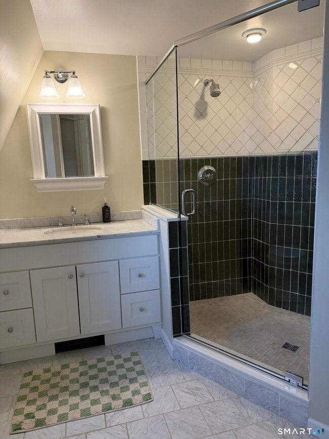 Building Photo - 25 Deacons Ln