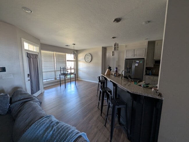 Building Photo - 1001 Hummingbird Dr.