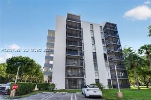 Building Photo - 3301 N Country Club Dr