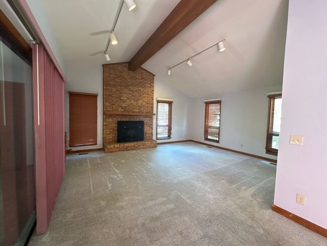 Building Photo - Carolina Lakes!!