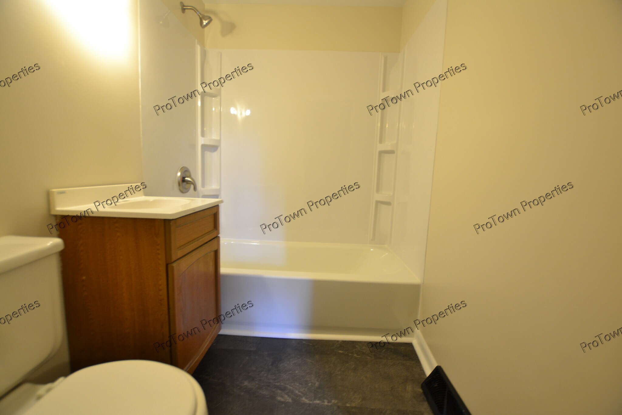 Building Photo - 10 Riverview St
