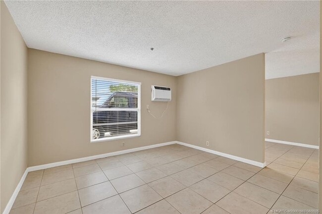 Building Photo - 410 SW California Ave